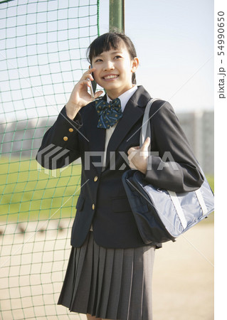 スマートフォンで通話する女子校生 54990650
