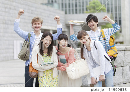 ガッツポーズする笑顔の大学生5人 ガッツポーズする笑顔の大学生5人 54990658