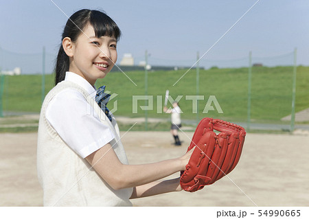 野球をする女子校生 54990665