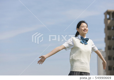 腕を広げる女子校生 54990669