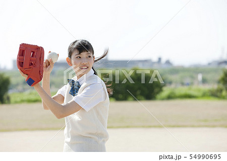 野球をする女子校生 54990695