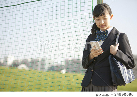 スマートフォンを操作する女子校生 54990696