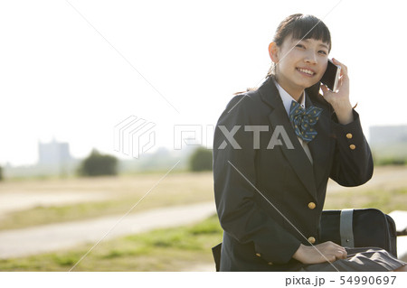 スマートフォンで通話する女子校生 54990697