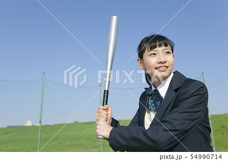 バットを構える女子校生 バットを構える女子校生 54990714