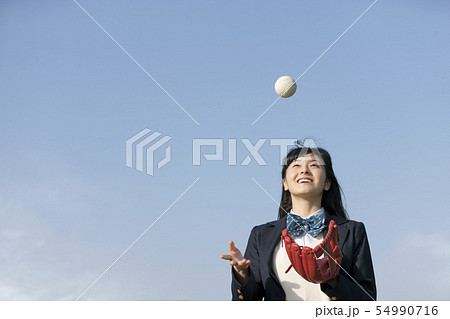 ボールを投げる女子校生 ボールを投げる女子校生 54990716
