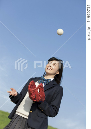 ボールを投げる女子校生 54990732