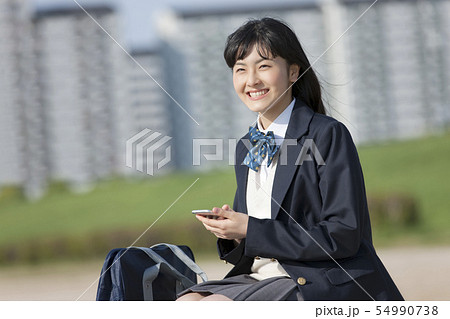 スマートフォンを操作する女子校生 54990738