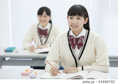 授業を受ける女子校生 54990782