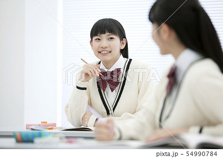 話をしている女子校生 54990784