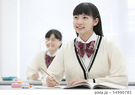 授業を受ける女子校生 54990785