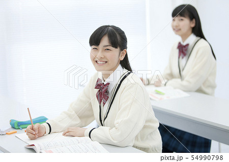 授業を受ける女子校生 授業を受ける女子校生 54990798