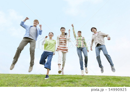 ジャンプをする若者5人 54990925