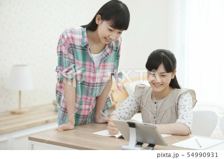 部屋で勉強している女の子2人 54990931