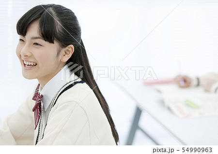 授業を受ける女子校生 授業を受ける女子校生 54990963