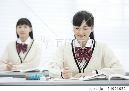 授業を受ける女子校生 54991022