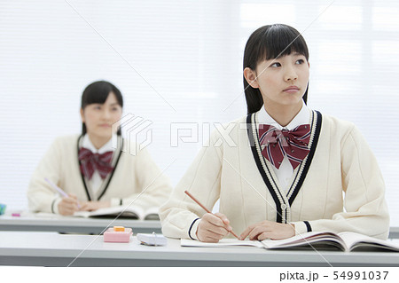 授業を受ける女子校生 54991037