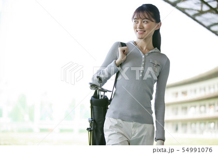 ゴルフバッグを持つ笑顔の女性 ゴルフバッグを持つ笑顔の女性 54991076