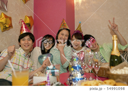 パーティーをする若者5人 54991098