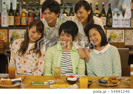 笑顔の若者5人 54991240