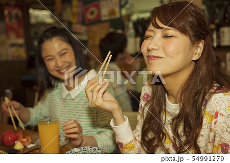 食事をする女性2人 食事をする女性2人 54991279