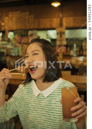 食事をする女性 54991283