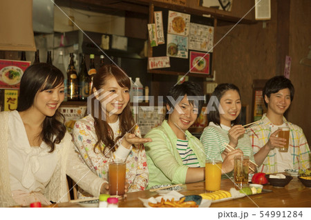居酒屋で話す若者5人 居酒屋で話す若者5人 54991284