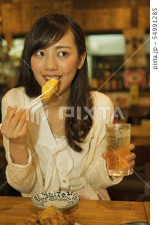 食事をする女性 食事をする女性 54991285