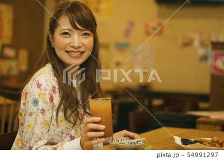 笑顔で飲み物を持つ女性 54991297