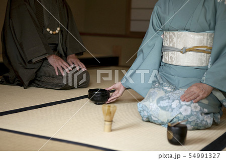お茶を差し出す中高年女性 お茶を差し出す中高年女性 54991327