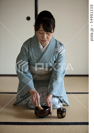 お茶を点てる中高年女性 お茶を点てる中高年女性 54991339