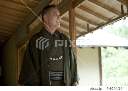 笑顔の中高年男性 54991344