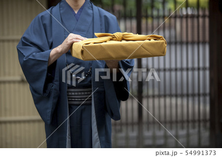 風呂敷包みを持つ着物姿の男性 54991373