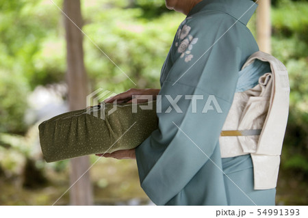 風呂敷包みを持つ中高年女性 54991393
