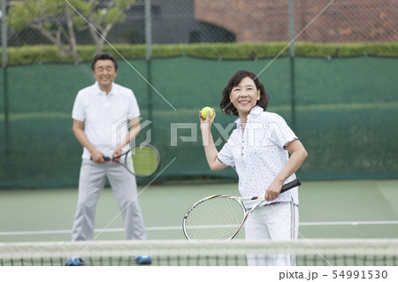 テニスをする中高年カップル 54991530
