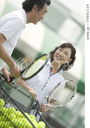 テニスをする中高年カップル 54991534