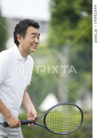 テニスをする中高年男性 54991644