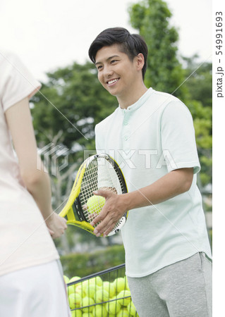 テニスをするカップル テニスをするカップル 54991693