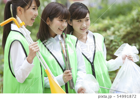 清掃活動をするビジネスウーマン3人 清掃活動をするビジネスウーマン3人 54991872