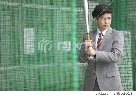 バットを構えるビジネスマン 54992012