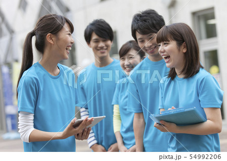 話し合う男女5人 話し合う男女5人 54992206