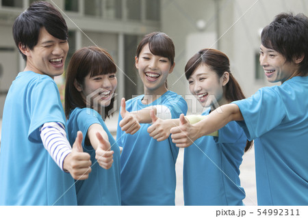 親指を立てる男女5人 54992311