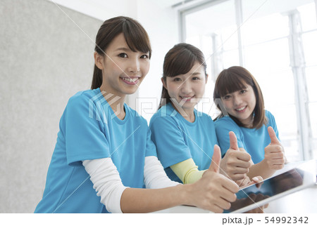 親指を立てる女性3人 親指を立てる女性3人 54992342