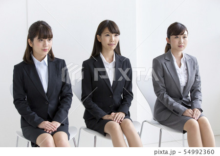 椅子に座る3人のビジネスウーマン 54992360