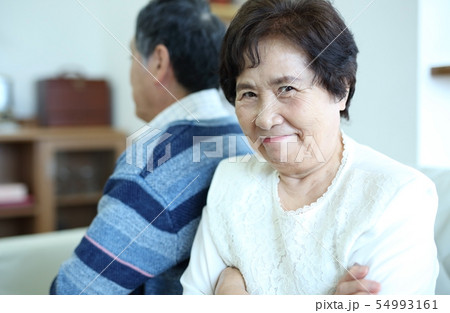 喧嘩中のシニア夫婦イメージ 喧嘩中のシニア夫婦イメージ 54993161