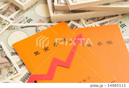 年金手帳　上昇　グラフ　紙幣　一万円札　自助努力　年金給付　公的年金　受給開始年齢　老後資金　2冊 54995513