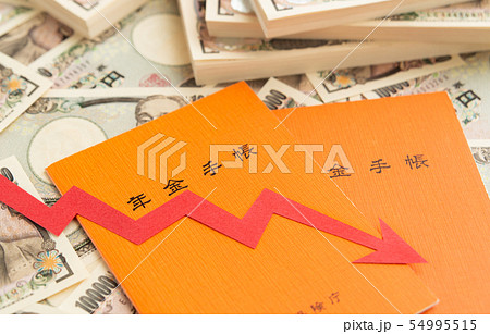 年金手帳　グラフ　下降　紙幣　一万円札　自助努力　年金給付　公的年金　受給開始年齢　老後資金　2冊 54995515
