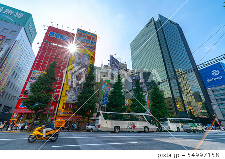 日本の東京都市景観　東京・秋葉原。梅雨の晴れ間＝2019年7月17日撮影 54997158