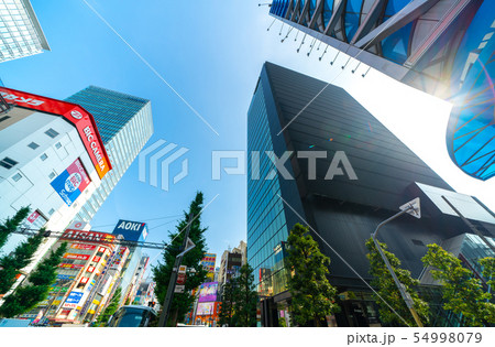 日本の東京都市景観 青空が広がる東京・秋葉原。梅雨の晴れ間＝2019年7月17日撮影 54998079