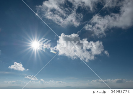 Sunshine with white clouds in the sky Sunshine with white clouds in the sky 54998778