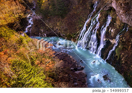 北海道・美瑛町 秋の白ひげの滝と青い川の風景 北海道・美瑛町 秋の白ひげの滝と青い川の風景 54999357